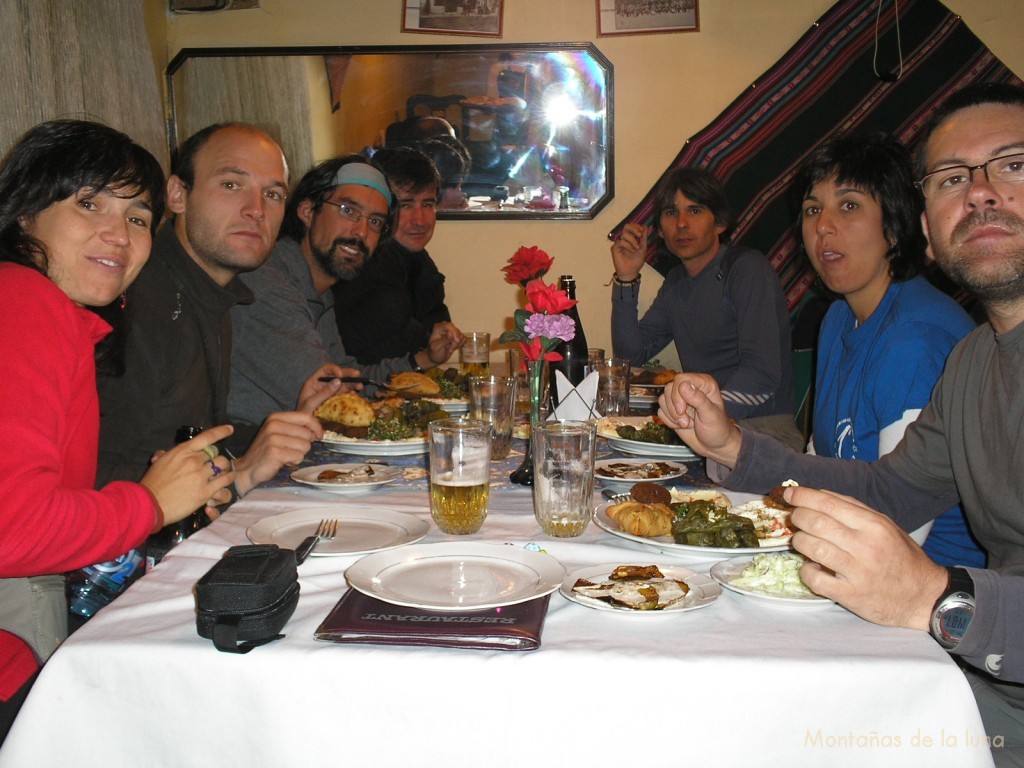 De izquierda a derecha: Zaida, Javi, Jesús, Joaquín, Ballester, Carmen y Edu en el restaurante árabe Al-Adir